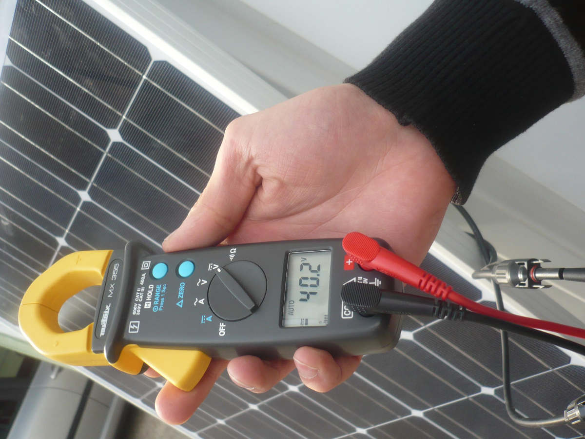 Technicien répare pannes photovoltaïque